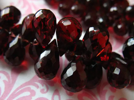 Garnet Briolettes / Mozambique Garnet / Teardrop Beads Luxe Aaa / 7-8 Mm / January Birthstone Solo