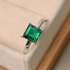 Emerald ring, sterling silver, green emerald ring, solitaire ring, green ring | Natural genuine Array jewelry. Buy crystal jewelry, handmade handcrafted artisan jewelry for women.  Unique handmade gift ideas. #jewelry #beadedjewelry #beadedjewelry #gift #shopping #handmadejewelry #fashion #style #product #jewelry #affiliate #ad