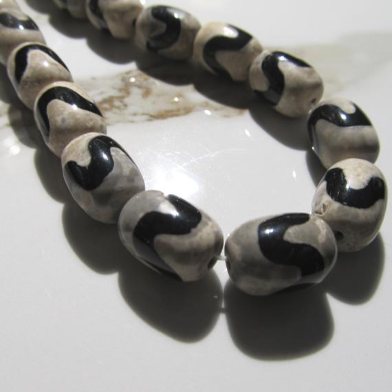 Agate Beads 14 X 10mm Natural Tribal Marked Black Multi Gray Smooth Full Ovals - 8 Pieces