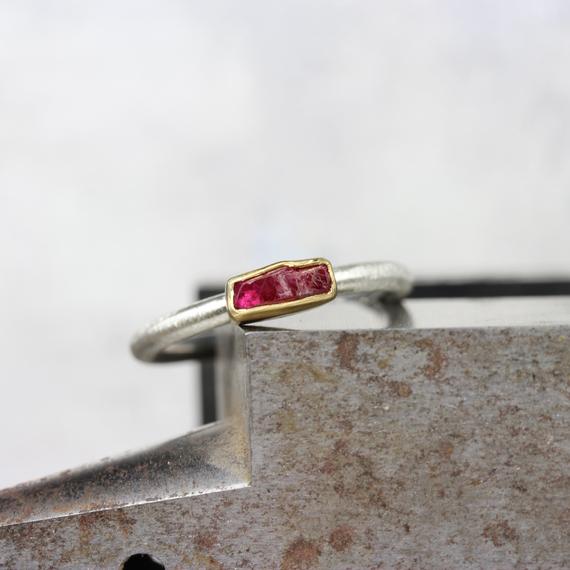 Raw Red Ruby Stacking Ring Simple Silver 22k Yellow Gold Band Rough Rectangular Crystal Boho Gift Idea Her July Birthstone - Rubinstäbchen