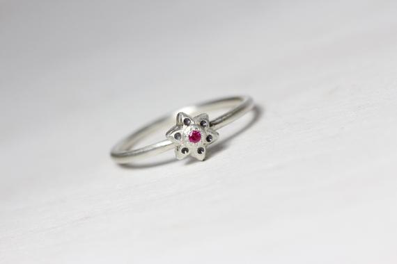 Cute Ruby Star Flower Stacking Ring Genuine Pink Red July Birthstone Delicate Romantic Gift Idea Her Gardener Girlfriend - Rubinsternchen