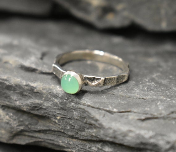 Chrysoprase Ring, Natural Chrysoprase, May Birthstone, Silver Hammerd Band, Solitaire Ring, Stackable Ring, Vintagering, Solid Silver Ring