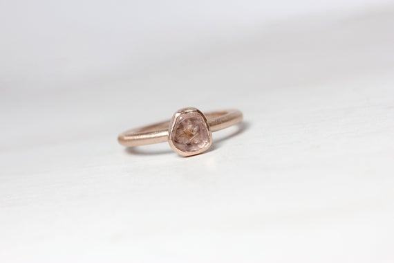Raw Peach Pink Sapphire Slice Engagement Ring 14k Rose Gold Low Profile Bezel American Gemstone September Birthstone Montana - Rosenscheibe