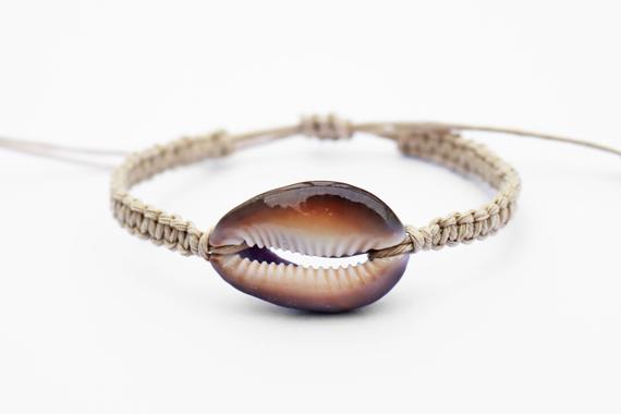 Cowrie Shell Bracelet / Large Cowry Bracelet / Ocean Bracelet / Unisex Surfer Bracelet / Boho Beach Jewelry / Natural Macrame Hemp Jewelry Cowrie Shell Bracelet / Large Cowry Bracelet / Ocean Bracelet / Unisex Surfer Bracelet / Boho Beach Jewelry / Natural Macrame Hemp Jewelry