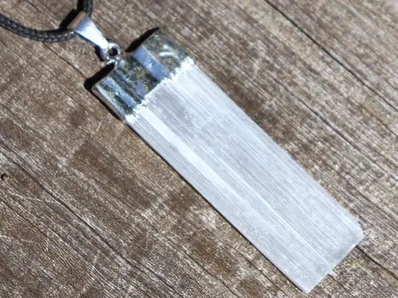 Unisex Selenite Healing Stone Necklace!