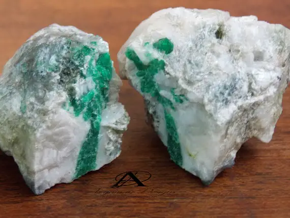 Emerald , Natural Organic Raw Green Crystal Emerald Gemstones  , Collectibles Semi-precious Gems ,  Gems Organic Raw Semi-precious Gems