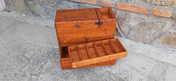 Scatola portagioielli per uomo , cassettiera in legno di recupero fatta a mano in Italia , scatola con  vassoi portaoggetti  .