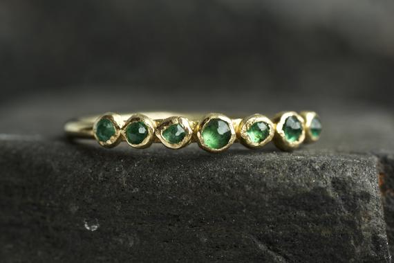 Emerald Ring. Rustic Organic Alternative Bezel Set Bubble Pebble Round Natural Untreated Emerald Wedding Engagement Band Ring. Emerald Band