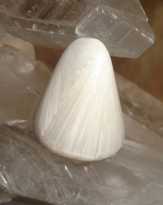 Scolecite Massage Stone 5.0 To 5.9 Grams Small 1"+ 3d White Beautiful Fibrous Lines Enhancing A Peaceful Energy