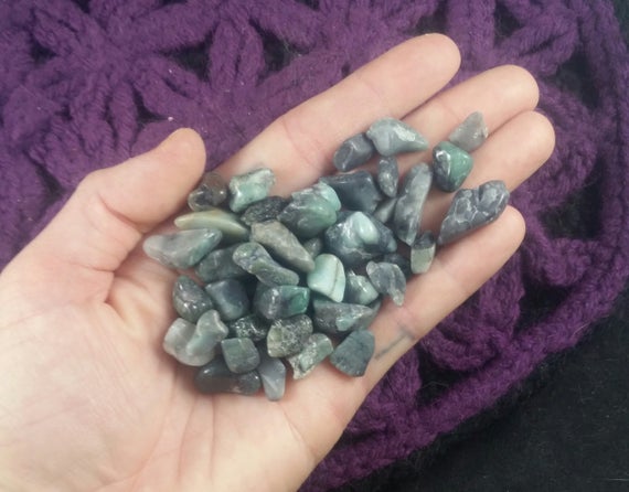 50g Emerald Tumbled Chips Stones Polished Crystals Small Tiny Chips Pebbles Bulk Gridding Parcel Wholesale Xs Green And Black
