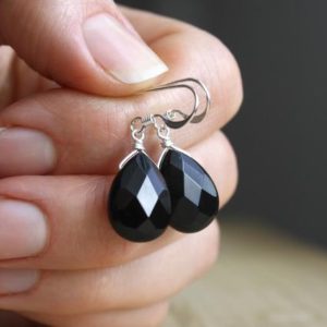 Black Onyx Earrings in Sterling Silver . Black Earrings Silver . Black Teardrop Earrings . Black Dangle Earrings | Natural genuine Gemstone jewelry. Buy crystal jewelry, handmade handcrafted artisan jewelry for women.  Unique handmade gift ideas. #jewelry #beadedjewelry #beadedjewelry #gift #shopping #handmadejewelry #fashion #style #product #jewelry #affiliate #ad