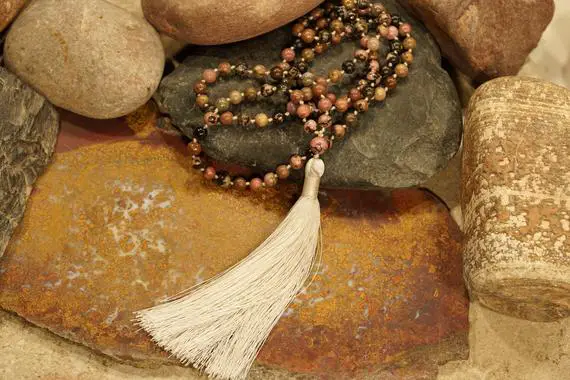 8mm Rhodonite Knotted Mala (108 And Guru) With A Light Gray Tasse 0060