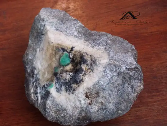 Emerald , Natural Organic Raw Green Crystal Emerald Gemstones  , Collectibles Semi-precious Gems ,  Gems Organic Raw Semi-precious Gems