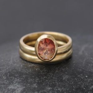 Oval Sunstone Wedding Set, Peach Sunstone Engagement Ring and Wedding Band in 18K Gold | Natural genuine Gemstone rings, simple unique alternative gemstone engagement rings. #rings #jewelry #bridal #wedding #jewelryaccessories #engagementrings #weddingideas #affiliate #ad