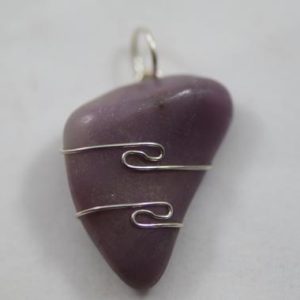 Thulite Pendant (bent Card) Thulite Pendant (bent Card)