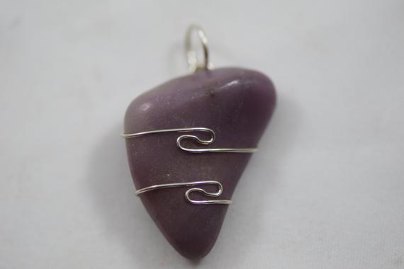 Thulite Pendant (bent Card) Thulite Pendant (bent Card)