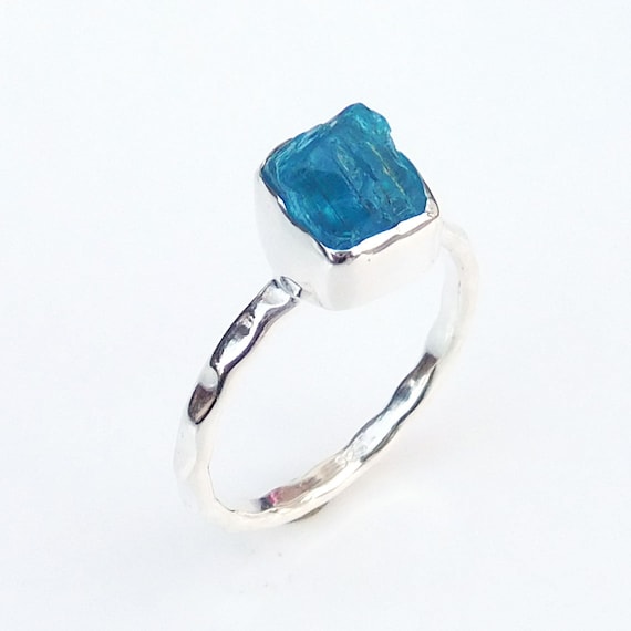 Apatite Ring, Raw Apatite Ring, Neon Apatite Ring, Raw Gemstone Ring,hammered Band Ring, 925 Sterling Silver Ring, Rough Stone Jewelry-u067
