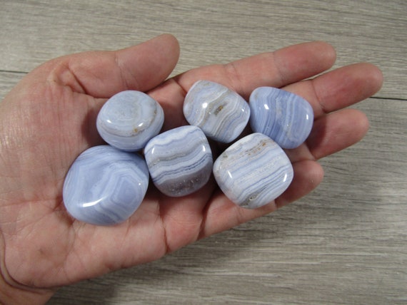 Blue Lace Agate 1 Inch + Tumbled Stone T162