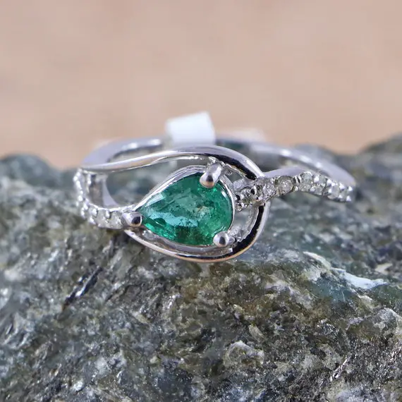 Heart Touching Ring Of Emerald With Moissanite- 925 Sterling Silver Ring - Gift For Her- Birthstone Ring- Wedding Ring- Engagement Ring