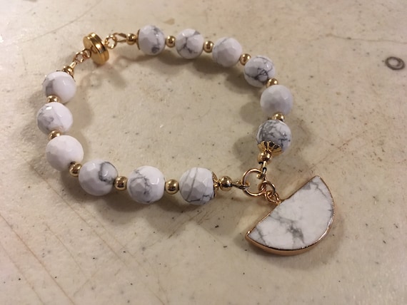 White And Gray Bracelet - Howlite Jewelry - Gemstone Jewellery - Gold - Beaded - Charm
