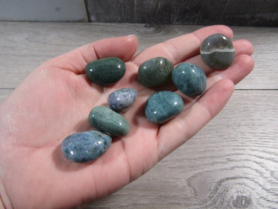 Moss Agate 1 Inch + Tumbled Stones T237