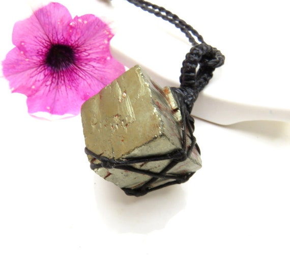 Pyrite Macrame Necklace, Pyrite Necklace, Cubic Pyrite, Gold Necklace, Healing Crystal Chakra Necklace, Raw Crystal, Macrame Jewelry
