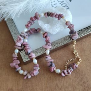 Shop Rhodochrosite Necklaces! VALETTE – Collier sautoir perles naturelles chips Rhodochrosite rose et perle culture blanche ,doré or fin | Natural genuine Rhodochrosite necklaces. Buy crystal jewelry, handmade handcrafted artisan jewelry for women.  Unique handmade gift ideas. #jewelry #beadednecklaces #beadedjewelry #gift #shopping #handmadejewelry #fashion #style #product #necklaces #affiliate #ad