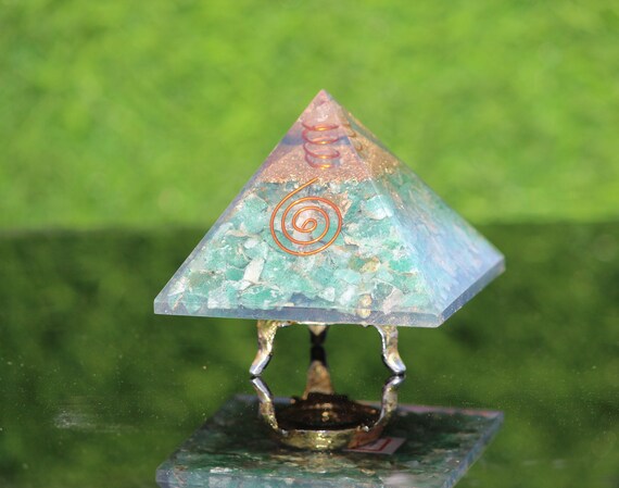 Green Aventurine Orgonite Energy Pyramid | Orgone Reiki Aura Crystal | Chakra Healing Power | Chakra | Rolling Stone Meditation | Pyramid