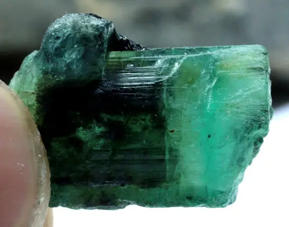 Natural Emerald Rough Crystal Gems Pendant Size Emerald Raw Loose Gemstone For Jewelry Supplies 23.15 Ct 23x16x11 Mm