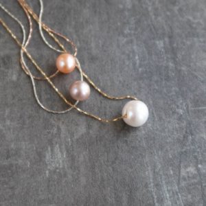 Single Pearl Necklace, Sliding Pearl Choker, June Birthstone Pearl Jewellery Gift for Women, Simple Freshwater Pearl Gold Necklace | Natural genuine Pearl necklaces. Buy crystal jewelry, handmade handcrafted artisan jewelry for women.  Unique handmade gift ideas. #jewelry #beadednecklaces #beadedjewelry #gift #shopping #handmadejewelry #fashion #style #product #necklaces #affiliate #ad