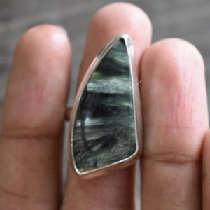 Shop Seraphinite Rings! natural green seraphinite ring,925 silver ring,natural seraphinite ring,seraphinite ring,seraphinite,drop shape ring | Natural genuine Seraphinite rings, simple unique handcrafted gemstone rings. #rings #jewelry #shopping #gift #handmade #fashion #style #affiliate #ad