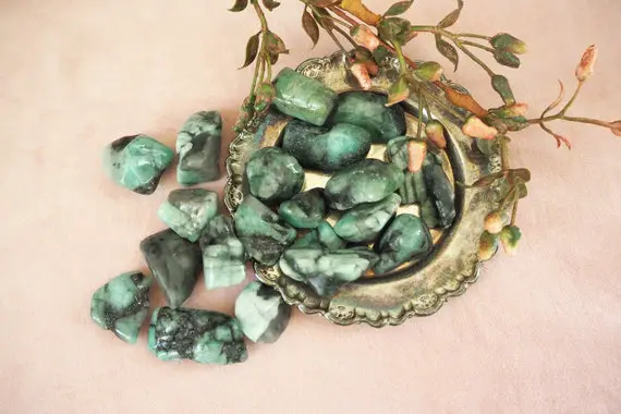 Emerald – Emerald Tumbled Stone – The Stone Of Wisdom And Loyalty – Crystals