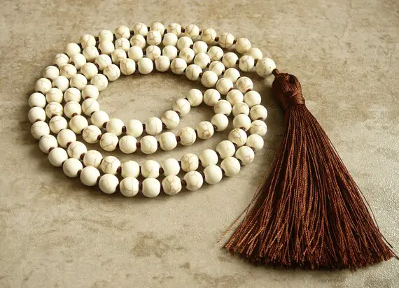 108 Mala Howlite Necklace 108mala Beads Necklace With Tassel Hand Knot Beaded Boho Necklaces Beige Bead Yoga Spiritual Jewelry Gift Necklace
