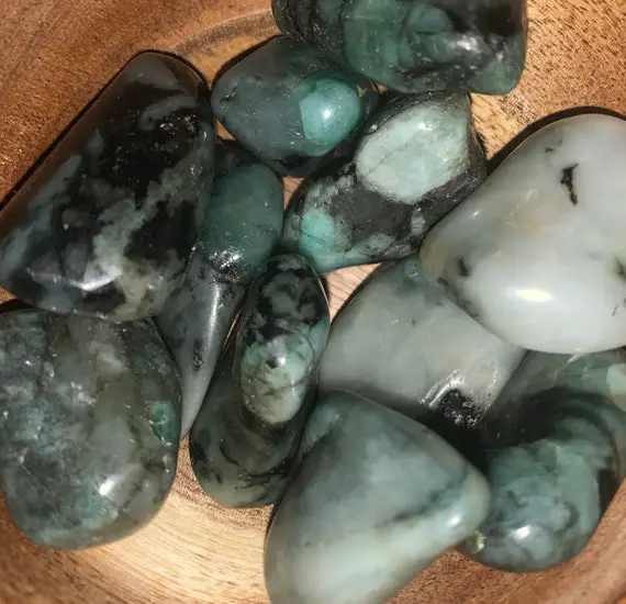 Medium Emerald Tumbled Stones 20-30mm A Grade