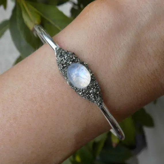 Rainbow Moonstone Bracelet, June Birthstone Bracelet, Flashy Blue Moonstone Jewelry, Oval Gemstone Cuff, Beautiful Gift, Beautiful Jewelry