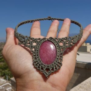 Shop Rhodonite Necklaces! Rodonite Naturale Collana Donna Etnica, Girocollo Macrame, Gioielli Minimal, Pietre Dure e Gemme. | Natural genuine Rhodonite necklaces. Buy crystal jewelry, handmade handcrafted artisan jewelry for women.  Unique handmade gift ideas. #jewelry #beadednecklaces #beadedjewelry #gift #shopping #handmadejewelry #fashion #style #product #necklaces #affiliate #ad