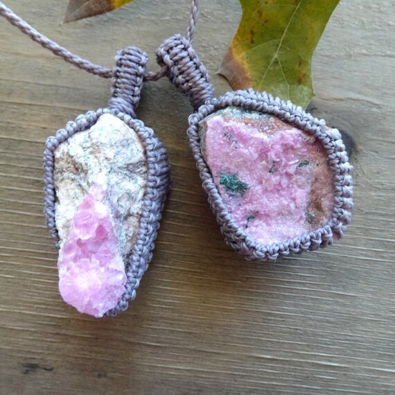 Cobalto Calcite Raw Stone Necklace, Pink Geode Pendant Necklace, Natural Rough Crystal Macrame Necklace, Druzy Geode Gemstone Pendants