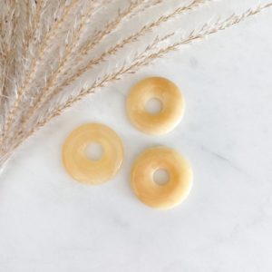 Calcit orange Donut Edelstein – Kettenanhänger | Natural genuine Orange Calcite pendants. Buy crystal jewelry, handmade handcrafted artisan jewelry for women.  Unique handmade gift ideas. #jewelry #beadedpendants #beadedjewelry #gift #shopping #handmadejewelry #fashion #style #product #pendants #affiliate #ad