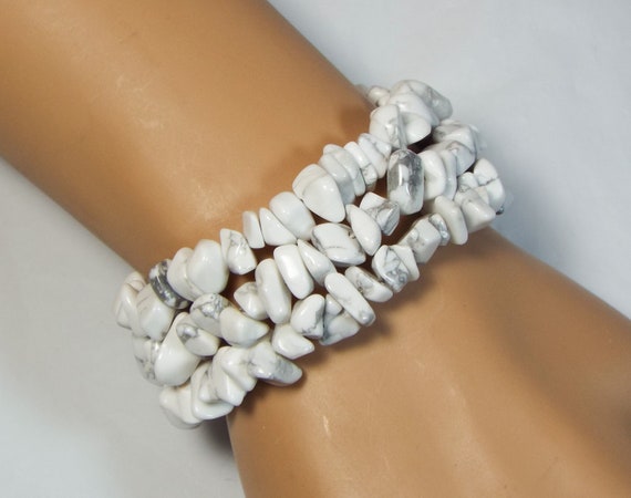 Cynthia Lynn "piedra Blanca" White Howlite Chip Beaded Spiral Coil Memory Wire Bracelet