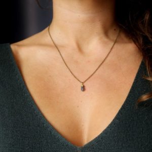 Kleiner Labradorit-Anhänger an zarter Messing kette | Natural genuine Labradorite necklaces. Buy crystal jewelry, handmade handcrafted artisan jewelry for women.  Unique handmade gift ideas. #jewelry #beadednecklaces #beadedjewelry #gift #shopping #handmadejewelry #fashion #style #product #necklaces #affiliate #ad