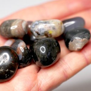 Shop Tumbled Onyx Crystals & Pocket Stones! Schwarzer Sardonyx Onyx getrommelt S-Größe | Natural genuine stones & crystals in various shapes & sizes. Buy raw cut, tumbled, or polished gemstones for making jewelry or crystal healing energy vibration raising reiki stones. #crystals #gemstones #crystalhealing #crystalsandgemstones #energyhealing #affiliate #ad