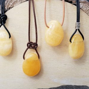 Orangencalcit Trommelstein an Band | Natural genuine Orange Calcite pendants. Buy crystal jewelry, handmade handcrafted artisan jewelry for women.  Unique handmade gift ideas. #jewelry #beadedpendants #beadedjewelry #gift #shopping #handmadejewelry #fashion #style #product #pendants #affiliate #ad
