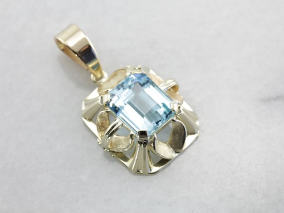 Beautiful And Bold, Blue Topaz Pendant In Yellow Gold 9dwtww-p