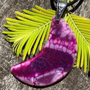 Dragons Vien Fire Agate Cresent Moon Healing Stone Necklace with Positive Healing Energy! Dragons Vien Fire Agate Cresent Moon Healing Stone Necklace with Positive Healing Energy!
