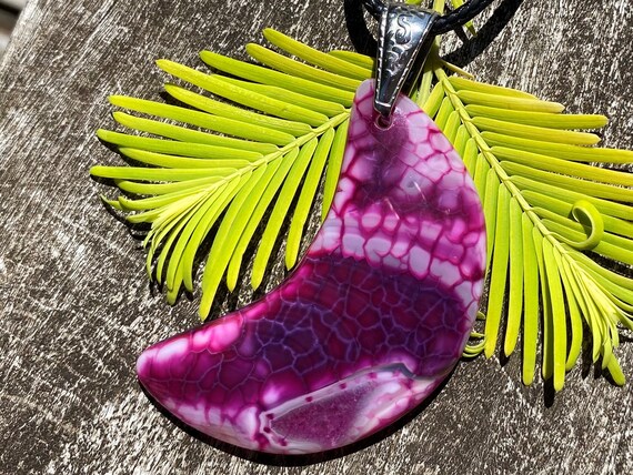 Dragons Vien Fire Agate Cresent Moon Healing Stone Necklace With Positive Healing Energy! Dragons Vien Fire Agate Cresent Moon Healing Stone Necklace With Positive Healing Energy!