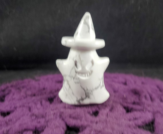 Howlite Evil Ghost With Hat Stones Carved Halloween Spirit Crystal Self Standing White Cute Evil Spooky Carving Spoopy