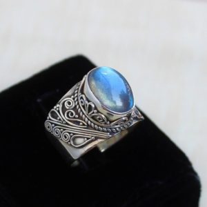 Shop Labradorite Rings! Blue Flash natural Labradorite ring, sterling silver handmade Rings, Gift for her, anniversary Gift, Wedding jewelry gift ideas, Daily wear | Natural genuine Labradorite rings, simple unique alternative gemstone engagement rings. #rings #jewelry #bridal #wedding #jewelryaccessories #engagementrings #weddingideas #affiliate #ad