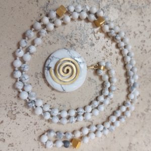 Shop Magnesite Necklaces! Mala Kette aus Magnesit mit Donut und Goldspirale | Natural genuine Magnesite necklaces. Buy crystal jewelry, handmade handcrafted artisan jewelry for women.  Unique handmade gift ideas. #jewelry #beadednecklaces #beadedjewelry #gift #shopping #handmadejewelry #fashion #style #product #necklaces #affiliate #ad