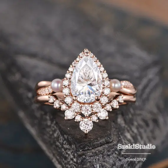 1.6ct Pearl Moissanite Engagement Ring Set Rose Gold Wedding Ring Set Women Pear Shaped Moissanite Bridal Set Halo Infinity Diamond Jewelry
