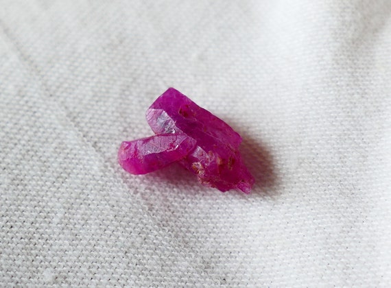 Ruby Crystal Natural Ruby Specimen- Fluorescent Mineral Specimens 3.9 Carats Size: 12.2x8.2x6 Mm 0.48" Inch